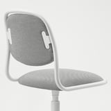 Moderní bílá kancelářská židle s polstrovaným sedákem a opěradlem, minimalistický design.