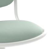 Detailní záběr na moderní otočnou židli se světle zeleným sedákem, elegantním bílým kovovým rámem a hladkým čalouněním.