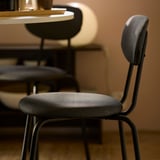 Židle ÖSTANÖ v šedé barvě. Moderní, stohovatelný, čalouněný design. Kovový rám, zakřivená záda, kompaktní.