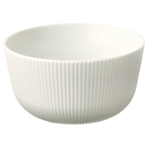 Bílá keramická mísa OFANTLIGT vyrobená z živcového porcelánu se svislým rýhovaným designem pro lepší přilnavost a estetický vzhled.