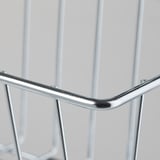 Detailní záběr na lesklý, stříbrný rohový spoj drátěného koše, který ukazuje robustní kovovou konstrukci a čisté svary.