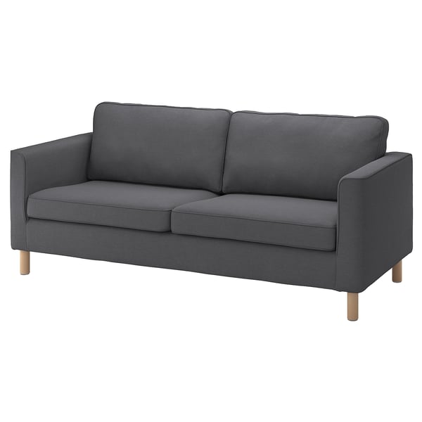 Pohovka PÄRUP v šedé barvě s elegantním designem s dřevěnými nohami, polstrovanými područkami a plyšovými polštáři.