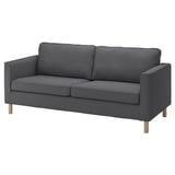 Pohovka PÄRUP v šedé barvě s elegantním designem s dřevěnými nohami, polstrovanými područkami a plyšovými polštáři.