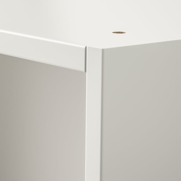 Moderní bílý šatní kout s elegantními, hladkými povrchy, který je ukázkou kvalitního řemeslného zpracování a čistého designu.