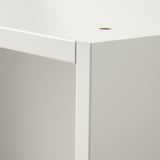 Moderní bílý šatní kout s elegantními, hladkými povrchy, který je ukázkou kvalitního řemeslného zpracování a čistého designu.