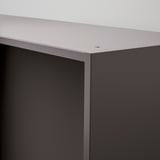 Moderní šatní skříň s elegantním, hladkým povrchem a čistými detaily spojů.