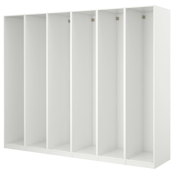 Bílá šatní skříň PAX s několika částmi, vyrobená z dřevotřískových desek a papírové fólie. Má obdélníkový a minimalistický design.