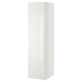 Bílá šatní skříň ikea PAX s hladkým, obdélníkovým tvarem a panty s jemným dovíráním.