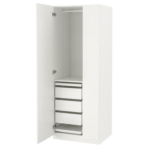 Bílá šatní skříň PAX, otevřené ukazující police a zásuvky, minimalistický design.