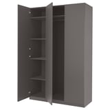 Šedá šatní skříň ikea PAX se dvěma otevřenými dveřmi, odhalujícími vnitřní police.
