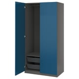 Modrá šatní skříň PAX se síťovanými zásuvkami, elegantní a moderní.