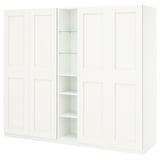 Bílá šatní skříň PAX se dvěma otevřenými přihrádkami a čtyřmi uzavřenými panely, moderní design, čisté linie.