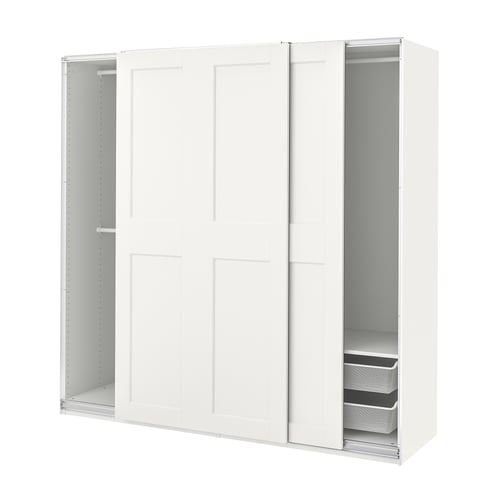Bílá šatní skříň PAX s posuvnými dveřmi a policemi uvnitř. Je elegantní a moderní, se základním nastavením pro snadné uspořádání.
