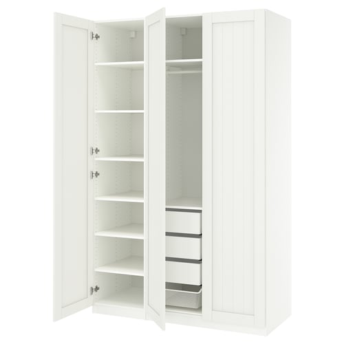 Tento obrázek ukazuje otevřenou bílou šatní skříň PAX s policemi a zásuvkami.