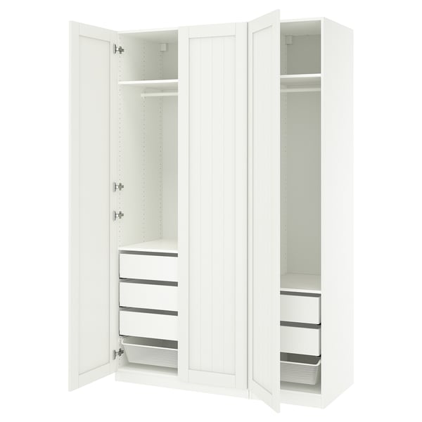Bílá šatní skříň PAX s otevřenými dveřmi, s ukázkami zásuvek a polic. Minimalistický design, snadno se organizuje.