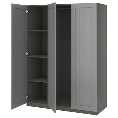 Šedá šatní skříň ikea PAX s otevřenými dveřmi, odhalujícími prázdné police.