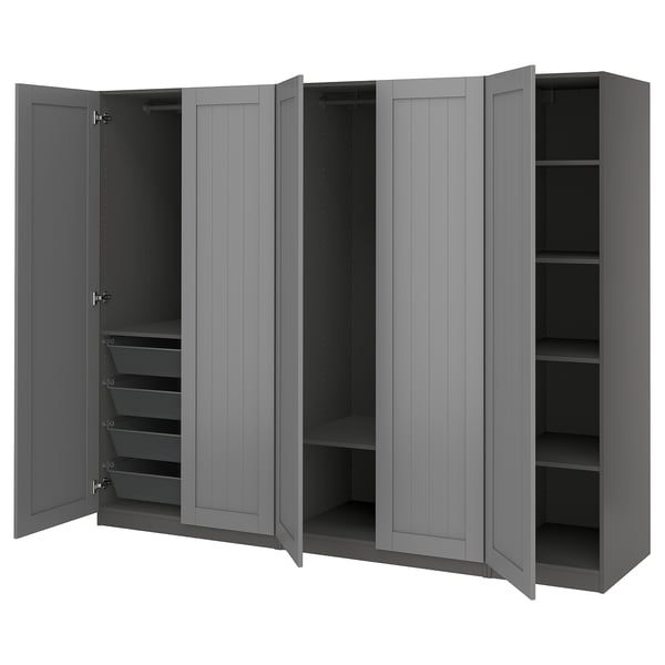 Šedá šatní skříň PAX. Síťované koše a více polic. Moderní design s šedými dveřmi ve stylu shakeru.