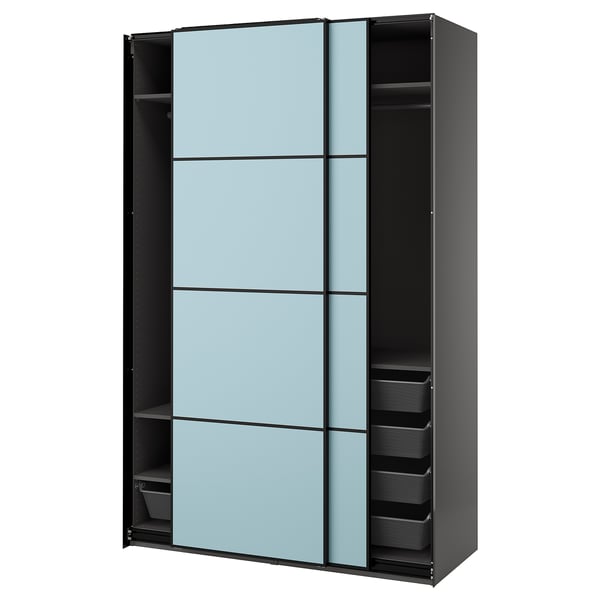 Šatní skříň IKEA PAX v černé barvě se světle modrými posuvnými dveřmi a síťovanými zásuvkami.