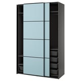 Šatní skříň IKEA PAX v černé barvě se světle modrými posuvnými dveřmi a síťovanými zásuvkami.