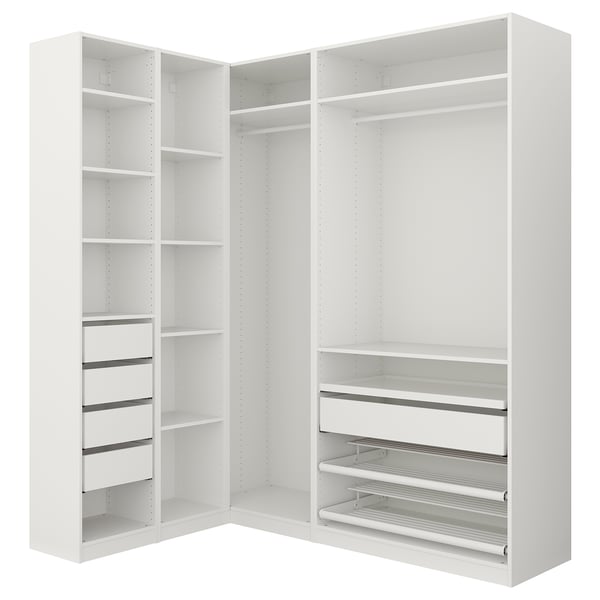 Na tomto obrázku je bílá šatní souprava ikea PAX s nastavitelnými policemi a výsuvem, ideální pro uspořádání oblečení a doplňků.