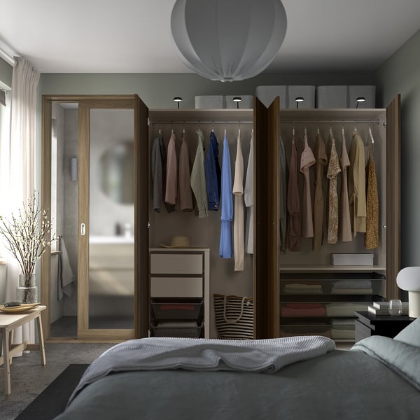 Moderní ložnice s otevřenou šatní skříní, nastavitelnými nožičkami, tlumiči a velkým oknem.