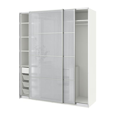 Bílá šatní skříň ikea PAX s průhlednými posuvnými dveřmi a úložným prostorem ze síťoviny. Má moderní design s integrovanými policemi a zásuvkami.
