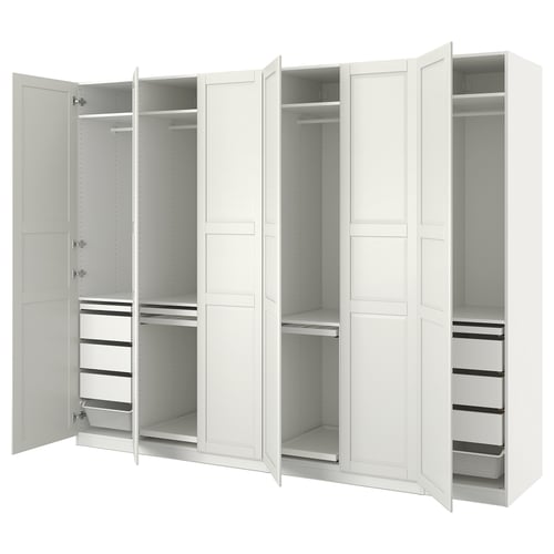 Bílá šatní skříň PAX s otevřenými dveřmi, s policemi a přihrádkami. Moderní design, vyrobený z kompozitního dřeva.