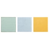 Tři čtvercové čisticí utěrky v zelené, světle modré a žluté barvě, každá s měkkou strukturou.