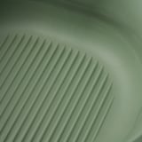 Skládací zelená umyvadlová vana s texturovaným, drážkovaným dnem pro efektivní čištění.