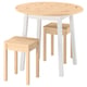 Sada IKEA PINNTORP: kulatý stůl a stoličky. Stůl: bílé nohy, dřevěná deska. Stolice: přírodní dřevo. Minimalistický, elegantní design.