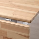 Detail dřevěného pantu stolu: hladká hrana, pevné řemeslné zpracování, připevněný kovový pant.