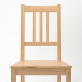Dřevěná židle s obdélníkovým opěradlem, světlá povrchová úprava, s přirozenou strukturou dřeva; Robustní a jednoduchý design.