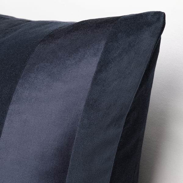 Detailní záběr stylového pruhovaného povlaku na polštář s hladkými, matnými texturami. Zip skrytý, elegantní design.