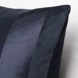 Detailní záběr stylového pruhovaného povlaku na polštář s hladkými, matnými texturami. Zip skrytý, elegantní design.