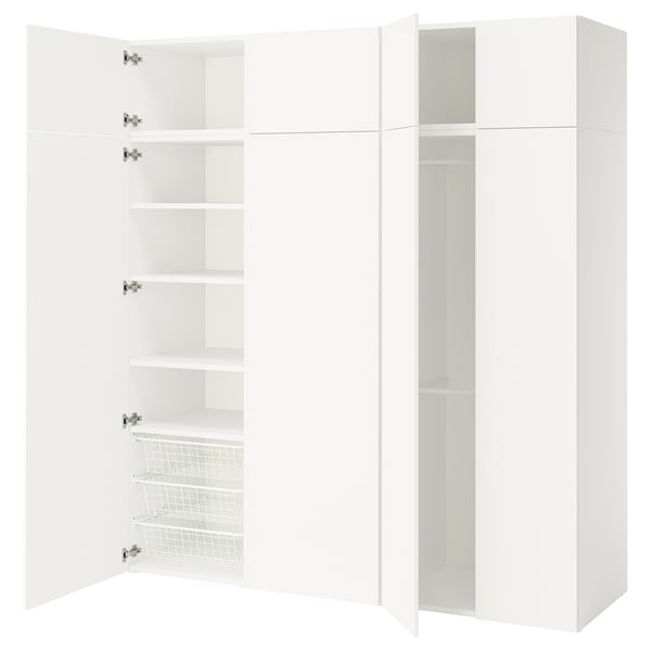 Bílý úložný díl PLATSA s polohovatelnými policemi a drátěnými koši v minimalistickém, moderním designu.