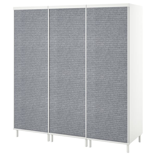 Moderní bílá skříňka s šedými strukturovanými posuvnými dveřmi, nastavitelnými nožičkami, minimalistickým designem.