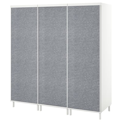 Moderní bílá skříňka s šedými strukturovanými posuvnými dveřmi, nastavitelnými nožičkami, minimalistickým designem.