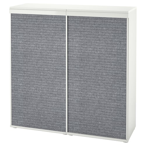 Bílý úložný díl PLATSA s šedými posuvnými dveřmi, obdélníkový a moderní design.