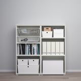 Bílé regály PLATSA s posuvnými dveřmi a úložným prostorem.