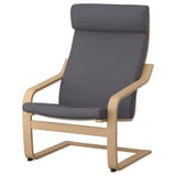 Křeslo ikea POÄNG s tmavě modrým polštářem a lehkým dřevěným rámem.