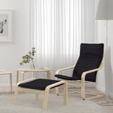 Minimalistický obývací pokoj s černým křeslem POÄNG a podnožkou. Světlé dřevo, elegantní design a bílá dekorace.