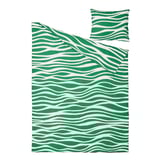 Vystavuje sadu povlečení PORTLAKMÅLLA v zelené barvě s vlnitými pruhovanými vzory s měkkou směsí bavlny a viskózy.