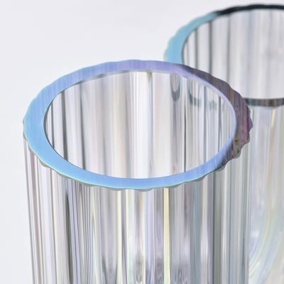 Váza RÄFFELBJÖRK, plastika z čirého skla s plynulým, duhovým vroubkovaným designem.