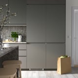 Moderní kuchyňská linka s elegantní, vysokou šedou lednicí s mrazničkou RÅKALL. Minimalistický design, čistá estetika.