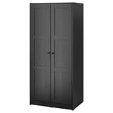Černá šatní skříň RAKKESTAD s elegantním designem a dvoje dveřmi. Moderní, vysoký, obdélníkový tvar s dřevovláknitou deskou.