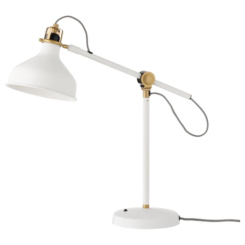 Bílá lampa RANARP s kulatou základnou, nastavitelným ramenem a zlatými akcenty. Design je inspirovaný vintage designem s ocelovým kloubem a pruhovanou šňůrkou.