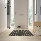 Šedobílý pruhovaný koberec RIDSTIG u minimalistického vchodu do domu, měkká bavlna, běžecký tvar, čistý design.