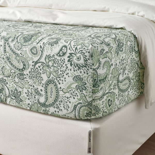 Postel se zeleným elastickým prostěradlem s potiskem paisley pro matrace do tloušťky 26 cm, od RODGERSIA.