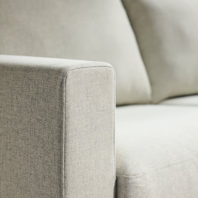 Detailní záběr na měkkou, kvalitní pohovku s čistým designem a podpůrnými polštáři.