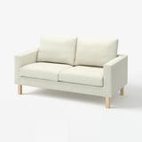 Béžová pohovka SALTSJÖBADEN s dřevěnými nohami, s minimalistickým a moderním designem.